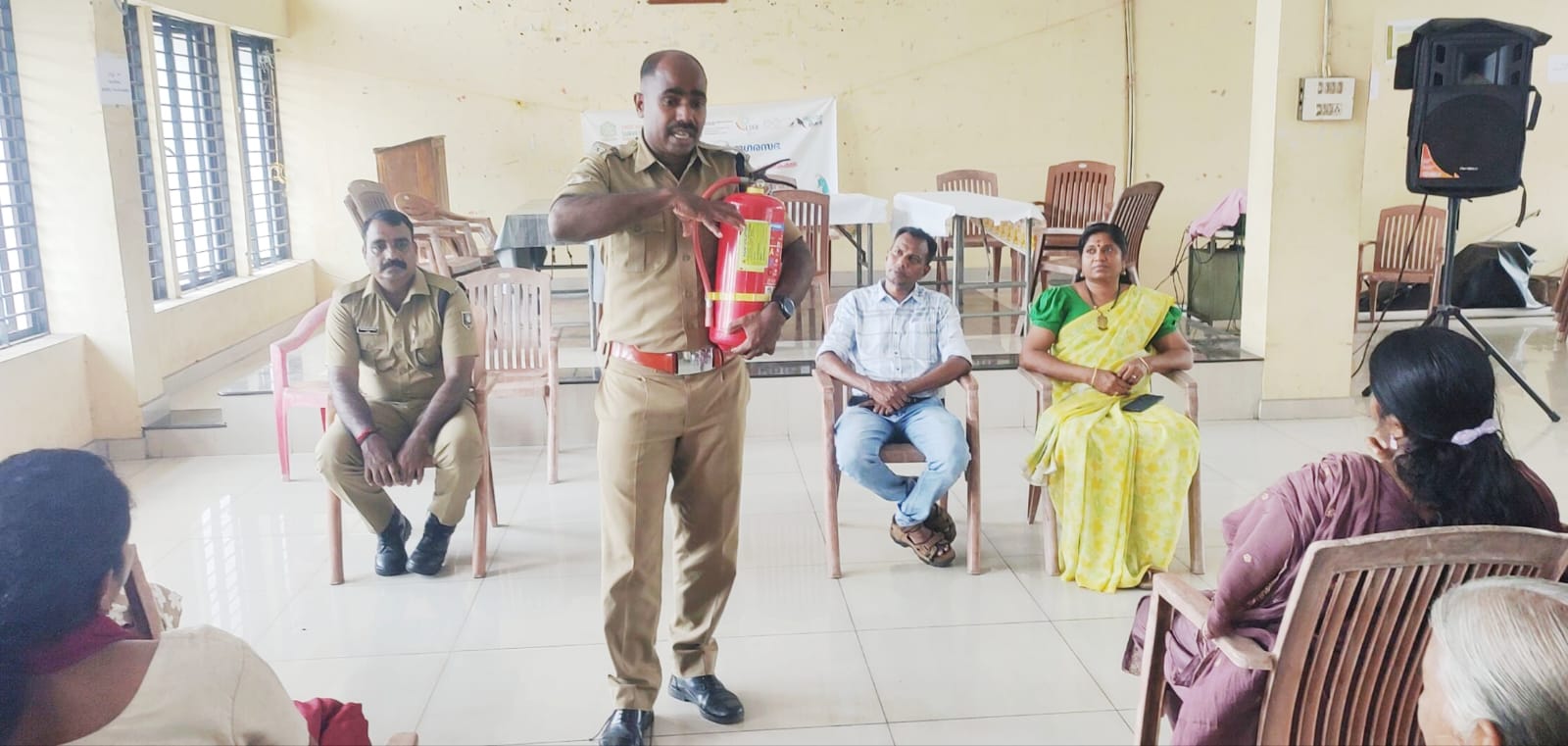 അഗ്‌നി രക്ഷാ നിലയത്തിലെ ഉദ്യോഗസ്ഥർ ഹരിത കർമ്മ സേനാംഗങ്ങൾക്ക് പരിശീലനം നൽകി 